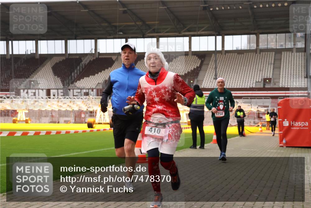 08.12.2024 - St. Pauli X-Mass-Run No. 14 Yannick Fuchs http://msf.ph/oto/7478370 08.12.2024 10:01:10 Ziel 410, 418, 713, 1750, 1773, 2447, 2696, 2808, 2809, 3033 meine-sportfotos.de