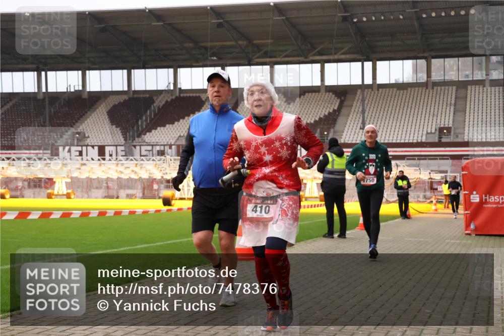 08.12.2024 - St. Pauli X-Mass-Run No. 14 Yannick Fuchs http://msf.ph/oto/7478376 08.12.2024 10:01:10 Ziel 410, 418, 713, 1750, 1773, 2447, 2696, 2808, 2809, 3033 meine-sportfotos.de