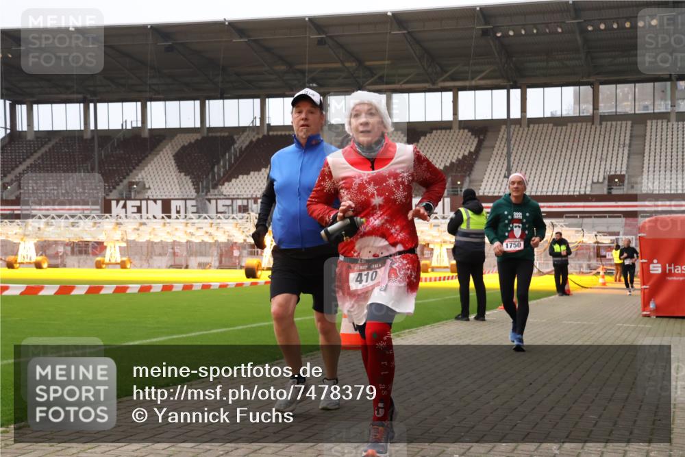 08.12.2024 - St. Pauli X-Mass-Run No. 14 Yannick Fuchs http://msf.ph/oto/7478379 08.12.2024 10:01:10 Ziel 410, 418, 713, 1750, 1773, 2447, 2696, 2808, 2809, 3033 meine-sportfotos.de