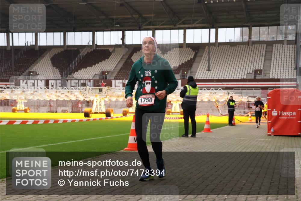 08.12.2024 - St. Pauli X-Mass-Run No. 14 Yannick Fuchs http://msf.ph/oto/7478394 08.12.2024 10:01:11 Ziel 410, 418, 713, 1750, 1773, 2447, 2696, 2808, 2809, 3033 meine-sportfotos.de