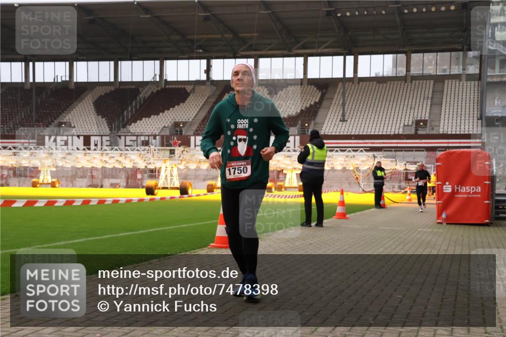 08.12.2024 - St. Pauli X-Mass-Run No. 14 Yannick Fuchs http://msf.ph/oto/7478398 08.12.2024 10:01:12 Ziel 410, 418, 713, 1750, 1773, 2447, 2696, 2808, 2809, 3033 meine-sportfotos.de