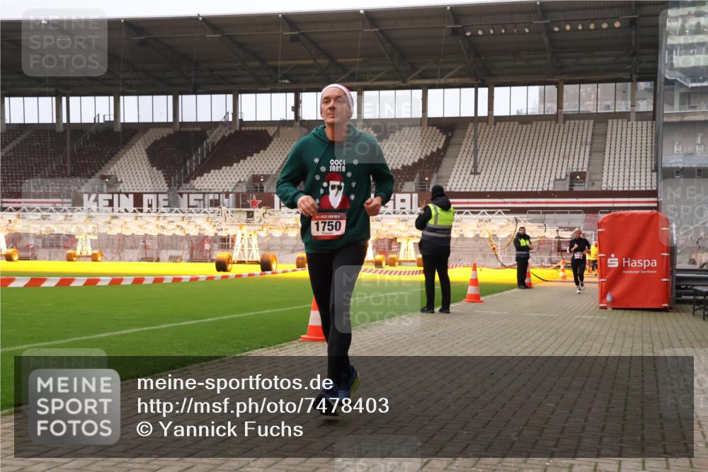 08.12.2024 - St. Pauli X-Mass-Run No. 14 Yannick Fuchs http://msf.ph/oto/7478403 08.12.2024 10:01:12 Ziel 410, 418, 713, 1750, 1773, 2447, 2696, 2808, 2809, 3033 meine-sportfotos.de