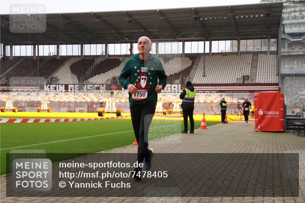 08.12.2024 - St. Pauli X-Mass-Run No. 14 Yannick Fuchs http://msf.ph/oto/7478405 08.12.2024 10:01:12 Ziel 410, 418, 713, 1750, 1773, 2447, 2696, 2808, 2809, 3033 meine-sportfotos.de