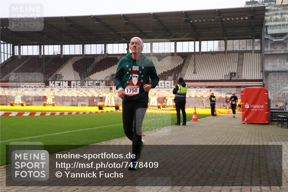 08.12.2024 - St. Pauli X-Mass-Run No. 14 Yannick Fuchs http://msf.ph/oto/7478409 08.12.2024 10:01:12 Ziel 410, 418, 713, 1750, 1773, 2447, 2696, 2808, 2809, 3033 meine-sportfotos.de