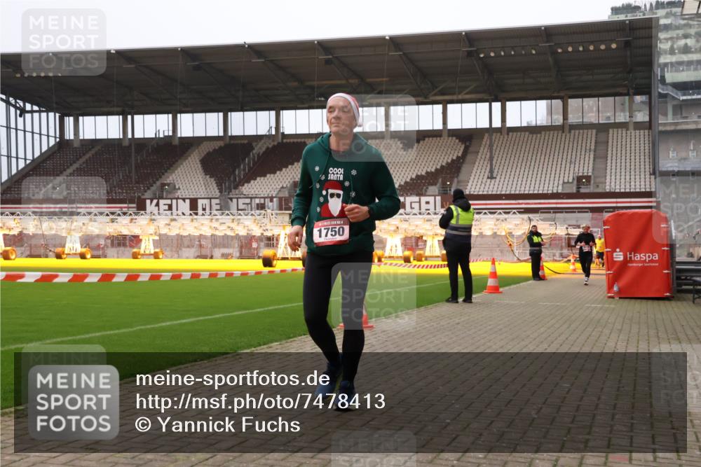 08.12.2024 - St. Pauli X-Mass-Run No. 14 Yannick Fuchs http://msf.ph/oto/7478413 08.12.2024 10:01:12 Ziel 410, 418, 713, 1750, 1773, 2447, 2696, 2808, 2809, 3033 meine-sportfotos.de