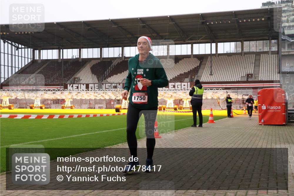 08.12.2024 - St. Pauli X-Mass-Run No. 14 Yannick Fuchs http://msf.ph/oto/7478417 08.12.2024 10:01:12 Ziel 410, 418, 713, 1750, 1773, 2447, 2696, 2808, 2809, 3033 meine-sportfotos.de