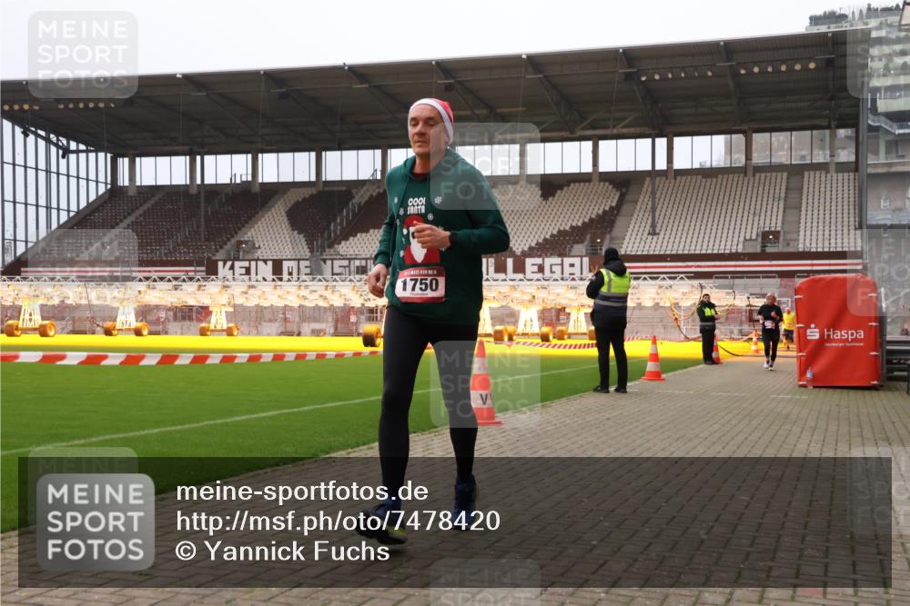08.12.2024 - St. Pauli X-Mass-Run No. 14 Yannick Fuchs http://msf.ph/oto/7478420 08.12.2024 10:01:12 Ziel 410, 418, 713, 1750, 1773, 2447, 2696, 2808, 2809, 3033 meine-sportfotos.de