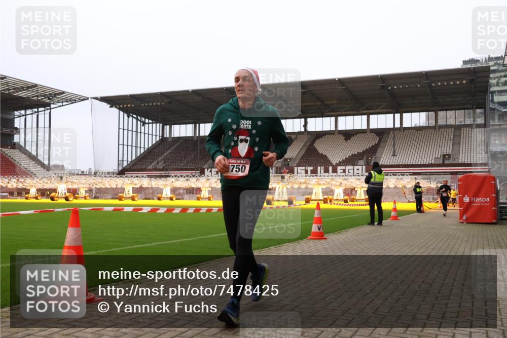 08.12.2024 - St. Pauli X-Mass-Run No. 14 Yannick Fuchs http://msf.ph/oto/7478425 08.12.2024 10:01:12 Ziel 410, 418, 713, 1750, 1773, 2447, 2696, 2808, 2809, 3033 meine-sportfotos.de
