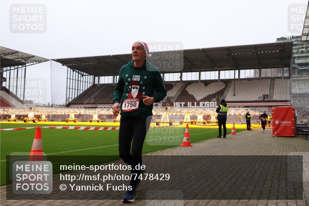 08.12.2024 - St. Pauli X-Mass-Run No. 14 Yannick Fuchs http://msf.ph/oto/7478429 08.12.2024 10:01:12 Ziel 410, 418, 713, 1750, 1773, 2447, 2696, 2808, 2809, 3033 meine-sportfotos.de
