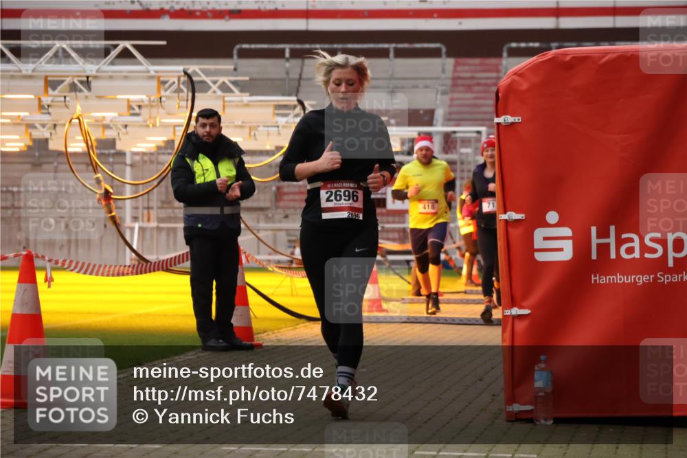 08.12.2024 - St. Pauli X-Mass-Run No. 14 Yannick Fuchs http://msf.ph/oto/7478432 08.12.2024 10:01:14 Ziel 410, 418, 512, 713, 946, 1750, 1773, 2447, 2696, 3033 meine-sportfotos.de