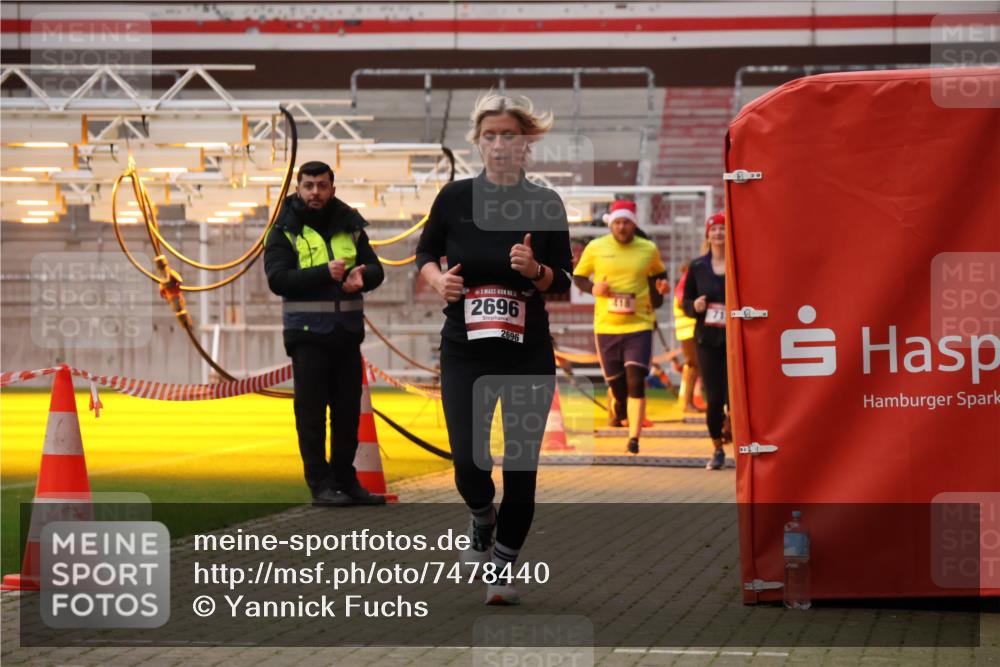 08.12.2024 - St. Pauli X-Mass-Run No. 14 Yannick Fuchs http://msf.ph/oto/7478440 08.12.2024 10:01:14 Ziel 410, 418, 512, 713, 946, 1750, 1773, 2447, 2696, 3033 meine-sportfotos.de