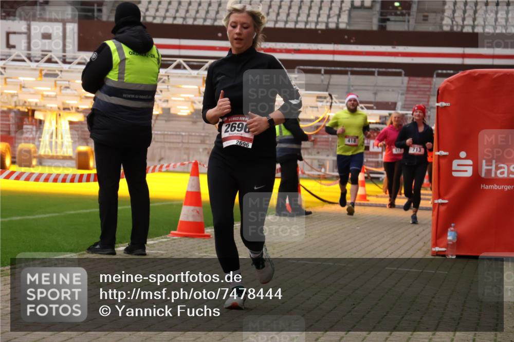 08.12.2024 - St. Pauli X-Mass-Run No. 14 Yannick Fuchs http://msf.ph/oto/7478444 08.12.2024 10:01:17 Ziel 410, 418, 512, 713, 946, 1750, 2447, 2696 meine-sportfotos.de