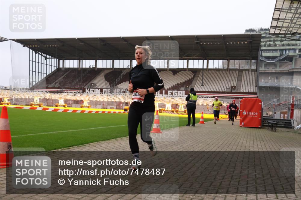 08.12.2024 - St. Pauli X-Mass-Run No. 14 Yannick Fuchs http://msf.ph/oto/7478487 08.12.2024 10:01:20 Ziel 410, 418, 512, 713, 946, 2447, 2696 meine-sportfotos.de