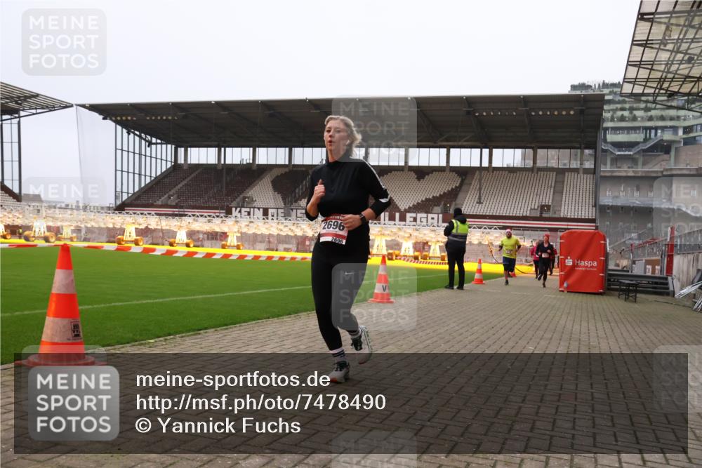 08.12.2024 - St. Pauli X-Mass-Run No. 14 Yannick Fuchs http://msf.ph/oto/7478490 08.12.2024 10:01:20 Ziel 410, 418, 512, 713, 946, 2447, 2696 meine-sportfotos.de