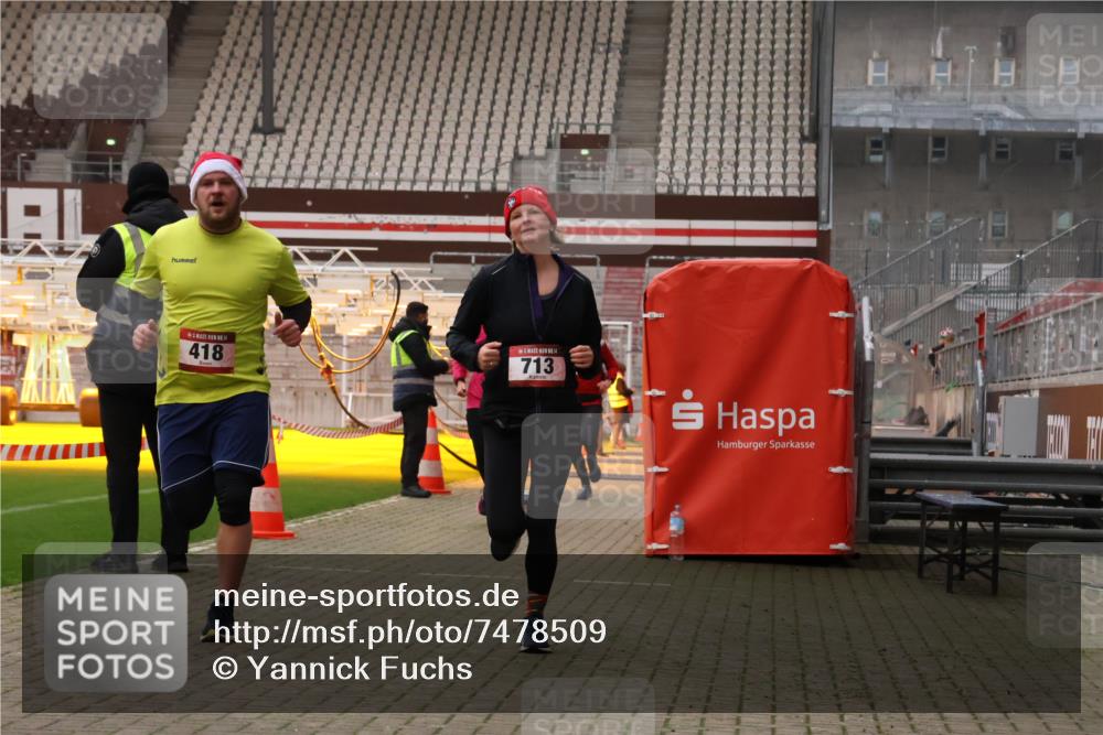08.12.2024 - St. Pauli X-Mass-Run No. 14 Yannick Fuchs http://msf.ph/oto/7478509 08.12.2024 10:01:22 Ziel 418, 512, 713, 946, 2696 meine-sportfotos.de