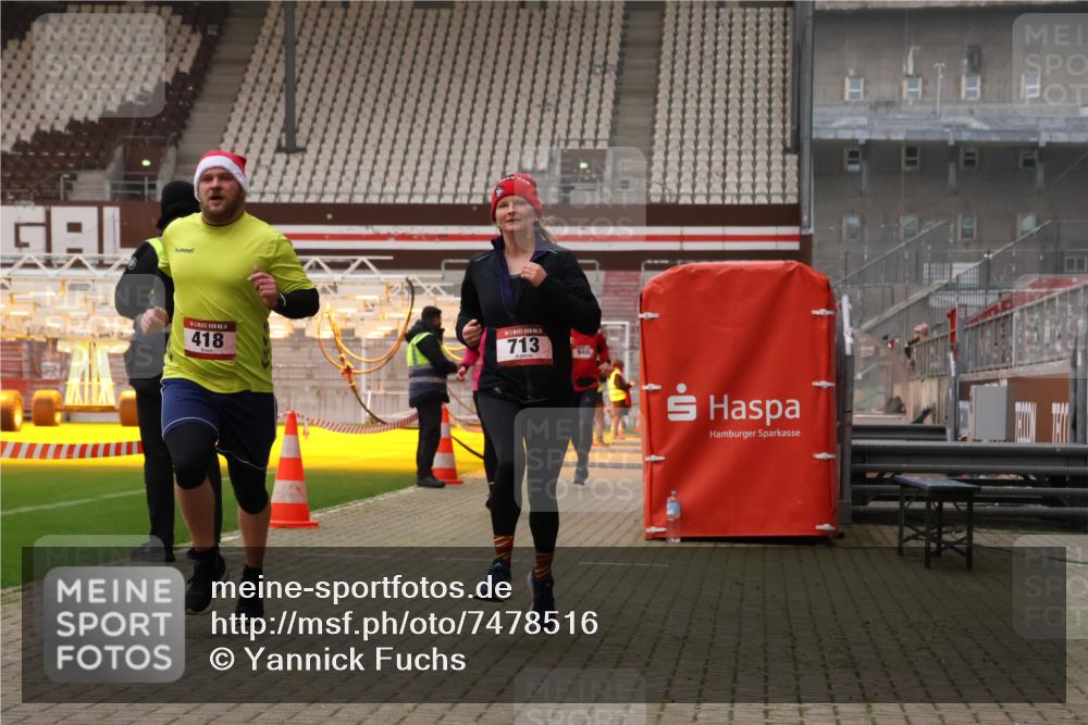 08.12.2024 - St. Pauli X-Mass-Run No. 14 Yannick Fuchs http://msf.ph/oto/7478516 08.12.2024 10:01:23 Ziel 418, 512, 713, 946, 2696 meine-sportfotos.de