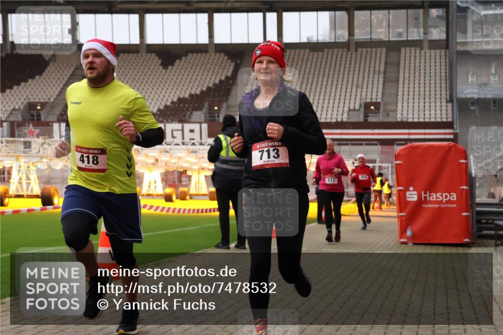08.12.2024 - St. Pauli X-Mass-Run No. 14 Yannick Fuchs http://msf.ph/oto/7478532 08.12.2024 10:01:24 Ziel 418, 512, 713, 946, 2696 meine-sportfotos.de