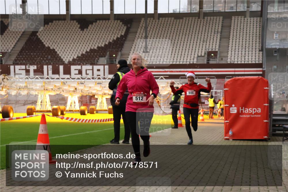 08.12.2024 - St. Pauli X-Mass-Run No. 14 Yannick Fuchs http://msf.ph/oto/7478571 08.12.2024 10:01:27 Ziel 41, 418, 512, 713, 946, 2696, 3340, 3341 meine-sportfotos.de