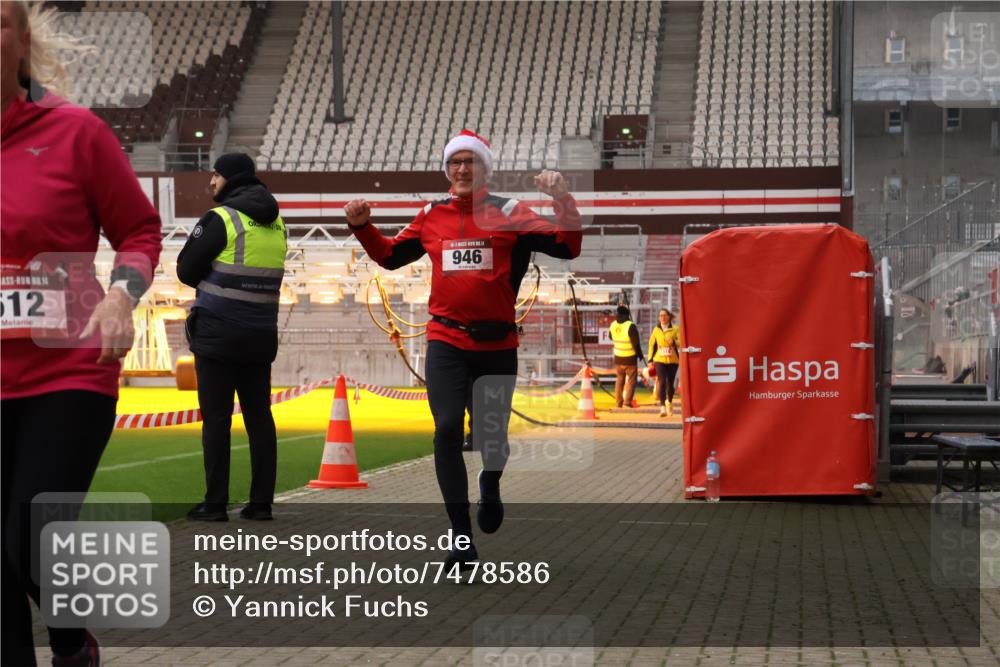 08.12.2024 - St. Pauli X-Mass-Run No. 14 Yannick Fuchs http://msf.ph/oto/7478586 08.12.2024 10:01:28 Ziel 41, 418, 512, 713, 946, 2696, 3340, 3341 meine-sportfotos.de