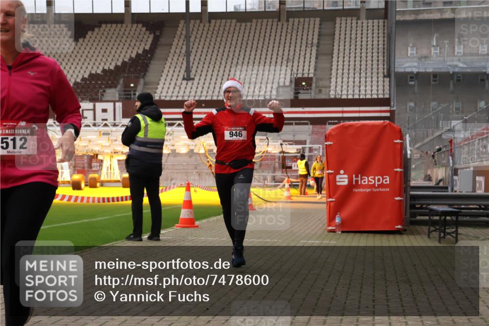 08.12.2024 - St. Pauli X-Mass-Run No. 14 Yannick Fuchs http://msf.ph/oto/7478600 08.12.2024 10:01:29 Ziel 41, 418, 512, 713, 946, 2696, 2818, 3340, 3341 meine-sportfotos.de
