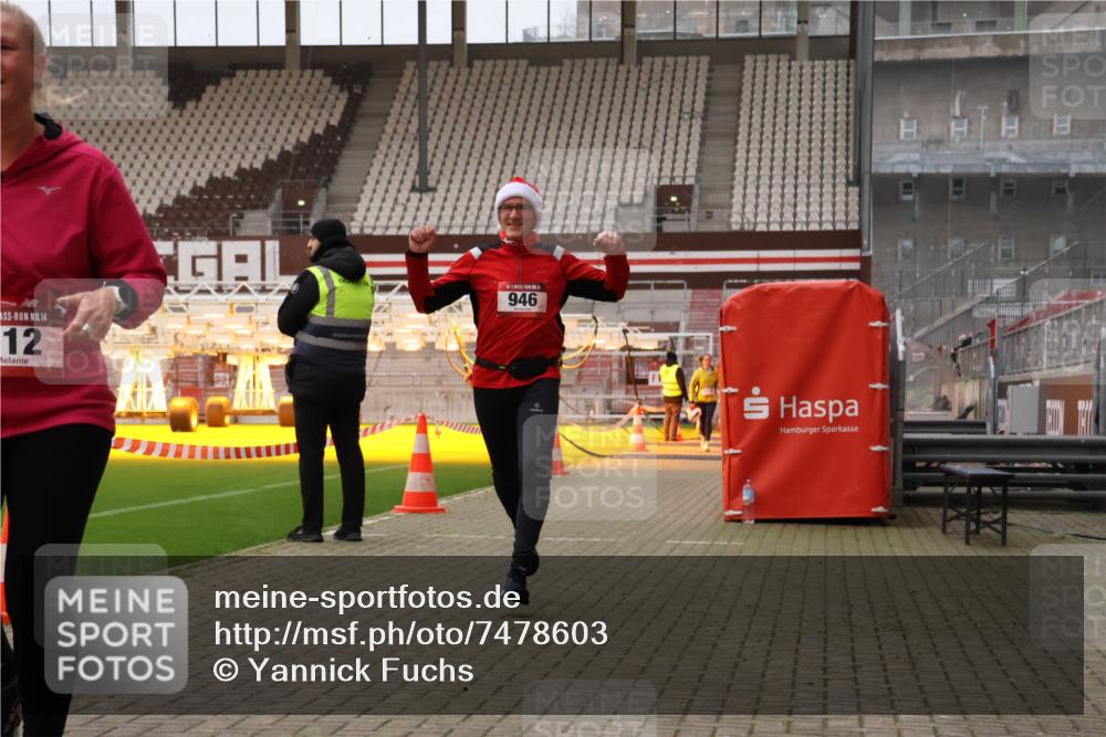 08.12.2024 - St. Pauli X-Mass-Run No. 14 Yannick Fuchs http://msf.ph/oto/7478603 08.12.2024 10:01:29 Ziel 41, 418, 512, 713, 946, 2696, 2818, 3340, 3341 meine-sportfotos.de