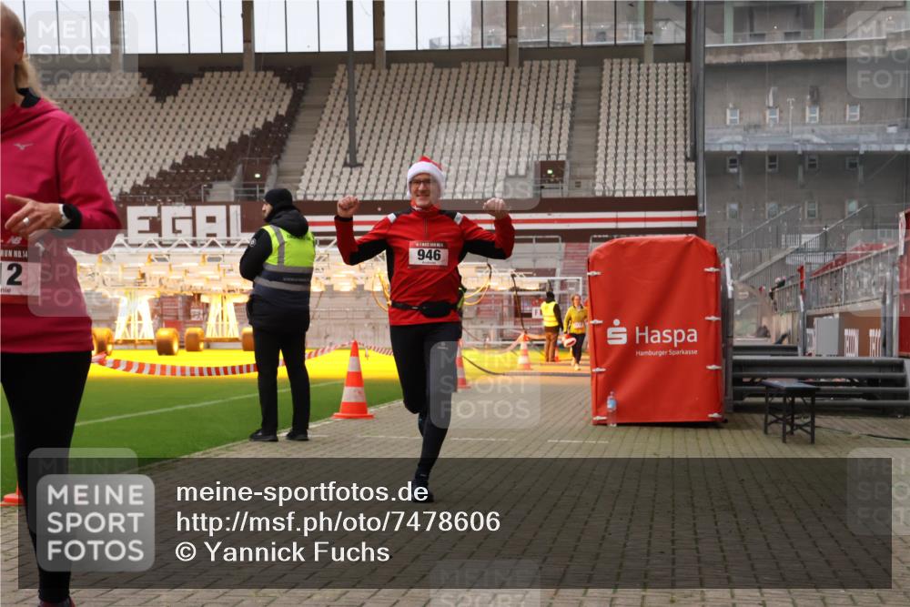 08.12.2024 - St. Pauli X-Mass-Run No. 14 Yannick Fuchs http://msf.ph/oto/7478606 08.12.2024 10:01:29 Ziel 41, 418, 512, 713, 946, 2696, 2818, 3340, 3341 meine-sportfotos.de