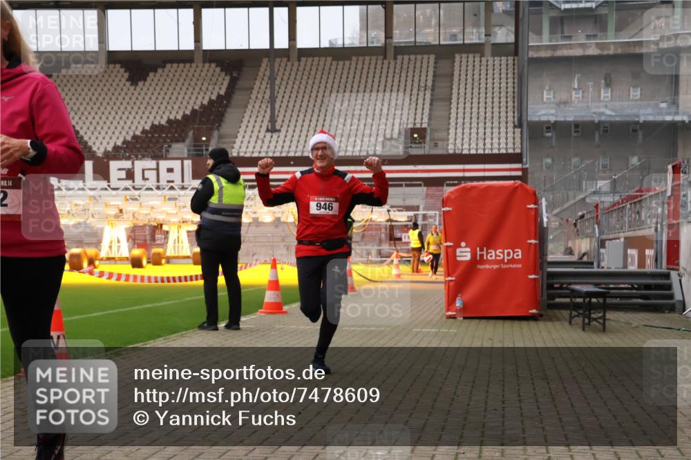 08.12.2024 - St. Pauli X-Mass-Run No. 14 Yannick Fuchs http://msf.ph/oto/7478609 08.12.2024 10:01:29 Ziel 41, 418, 512, 713, 946, 2696, 2818, 3340, 3341 meine-sportfotos.de