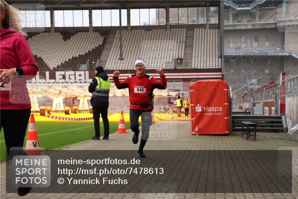 08.12.2024 - St. Pauli X-Mass-Run No. 14 Yannick Fuchs http://msf.ph/oto/7478613 08.12.2024 10:01:29 Ziel 41, 418, 512, 713, 946, 2696, 2818, 3340, 3341 meine-sportfotos.de