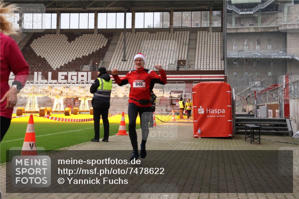 08.12.2024 - St. Pauli X-Mass-Run No. 14 Yannick Fuchs http://msf.ph/oto/7478622 08.12.2024 10:01:29 Ziel 41, 418, 512, 713, 946, 2696, 2818, 3340, 3341 meine-sportfotos.de