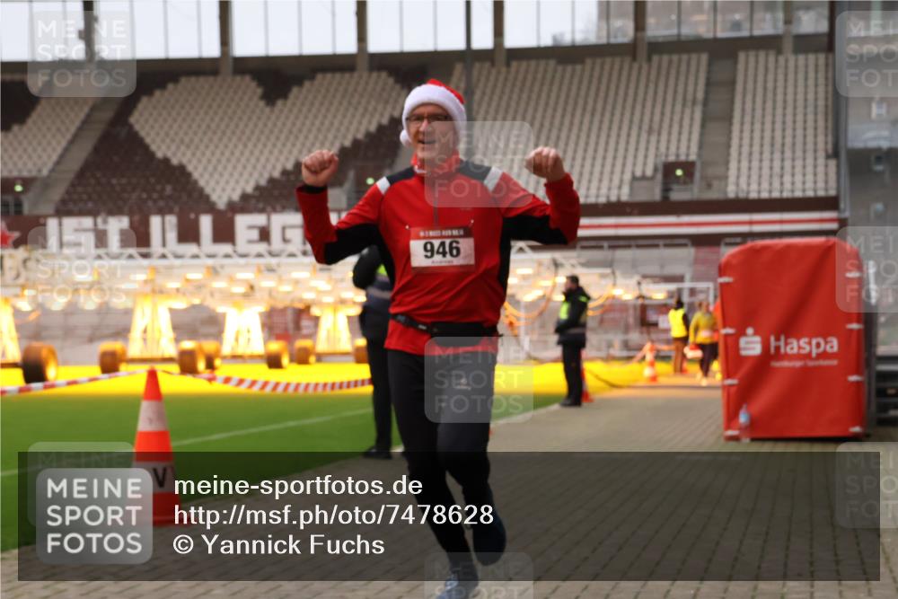 08.12.2024 - St. Pauli X-Mass-Run No. 14 Yannick Fuchs http://msf.ph/oto/7478628 08.12.2024 10:01:30 Ziel 41, 418, 512, 713, 946, 1246, 2696, 2818, 3340, 3341 meine-sportfotos.de