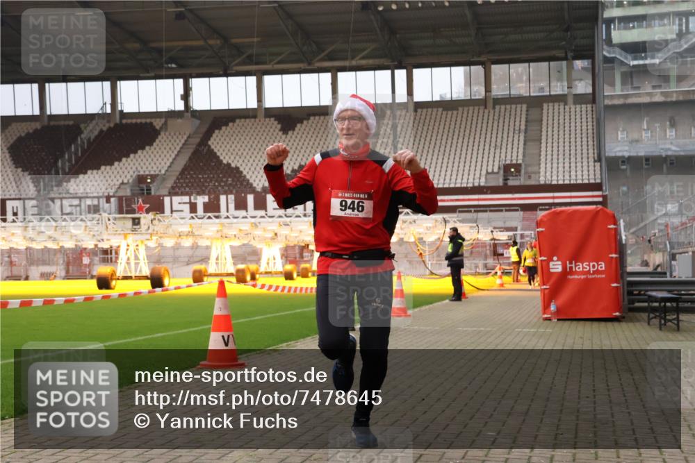 08.12.2024 - St. Pauli X-Mass-Run No. 14 Yannick Fuchs http://msf.ph/oto/7478645 08.12.2024 10:01:30 Ziel 41, 418, 512, 713, 946, 1246, 2696, 2818, 3340, 3341 meine-sportfotos.de