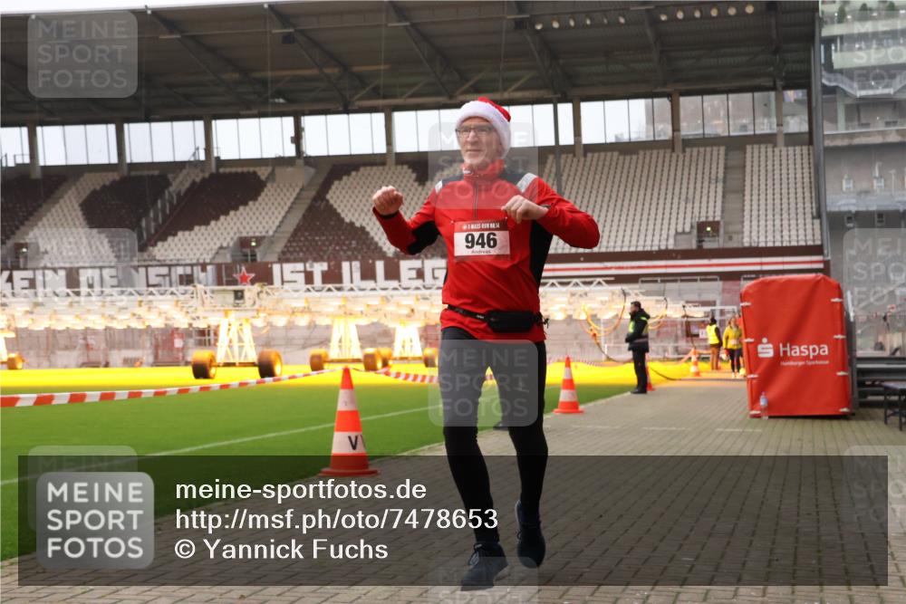 08.12.2024 - St. Pauli X-Mass-Run No. 14 Yannick Fuchs http://msf.ph/oto/7478653 08.12.2024 10:01:30 Ziel 41, 418, 512, 713, 946, 1246, 2696, 2818, 3340, 3341 meine-sportfotos.de