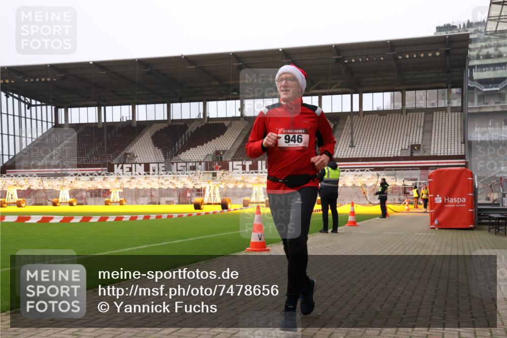08.12.2024 - St. Pauli X-Mass-Run No. 14 Yannick Fuchs http://msf.ph/oto/7478656 08.12.2024 10:01:31 Ziel 41, 512, 713, 946, 1246, 2696, 2818, 3254, 3340, 3341 meine-sportfotos.de