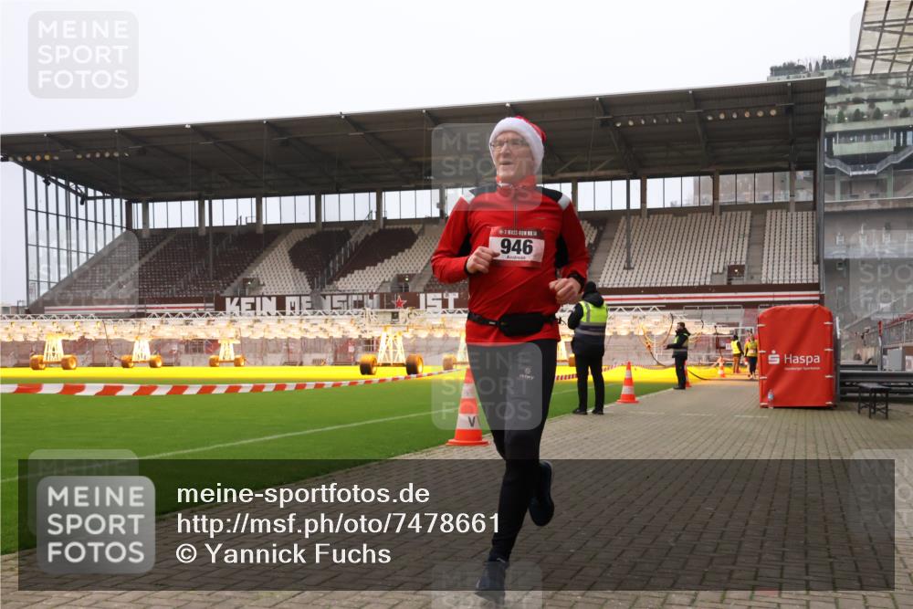 08.12.2024 - St. Pauli X-Mass-Run No. 14 Yannick Fuchs http://msf.ph/oto/7478661 08.12.2024 10:01:31 Ziel 41, 512, 713, 946, 1246, 2696, 2818, 3254, 3340, 3341 meine-sportfotos.de