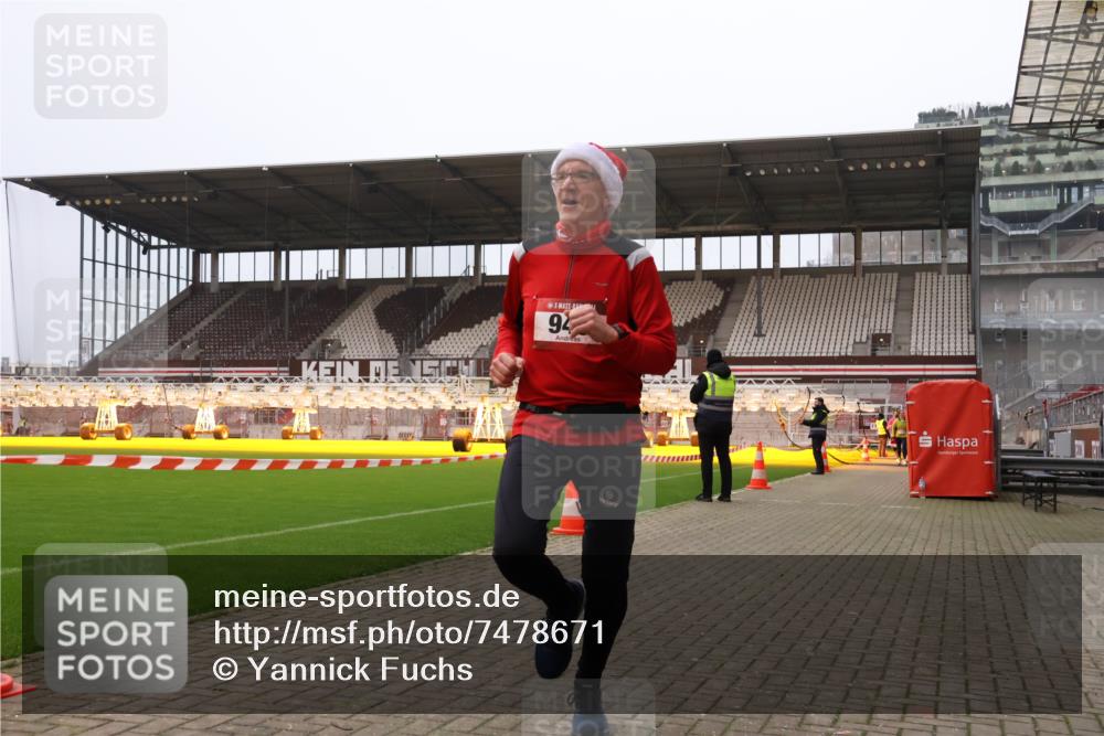 08.12.2024 - St. Pauli X-Mass-Run No. 14 Yannick Fuchs http://msf.ph/oto/7478671 08.12.2024 10:01:31 Ziel 41, 512, 713, 946, 1246, 2696, 2818, 3254, 3340, 3341 meine-sportfotos.de