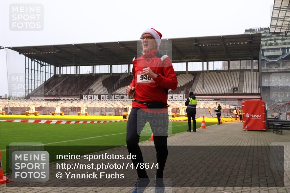 08.12.2024 - St. Pauli X-Mass-Run No. 14 Yannick Fuchs http://msf.ph/oto/7478674 08.12.2024 10:01:31 Ziel 41, 512, 713, 946, 1246, 2696, 2818, 3254, 3340, 3341 meine-sportfotos.de