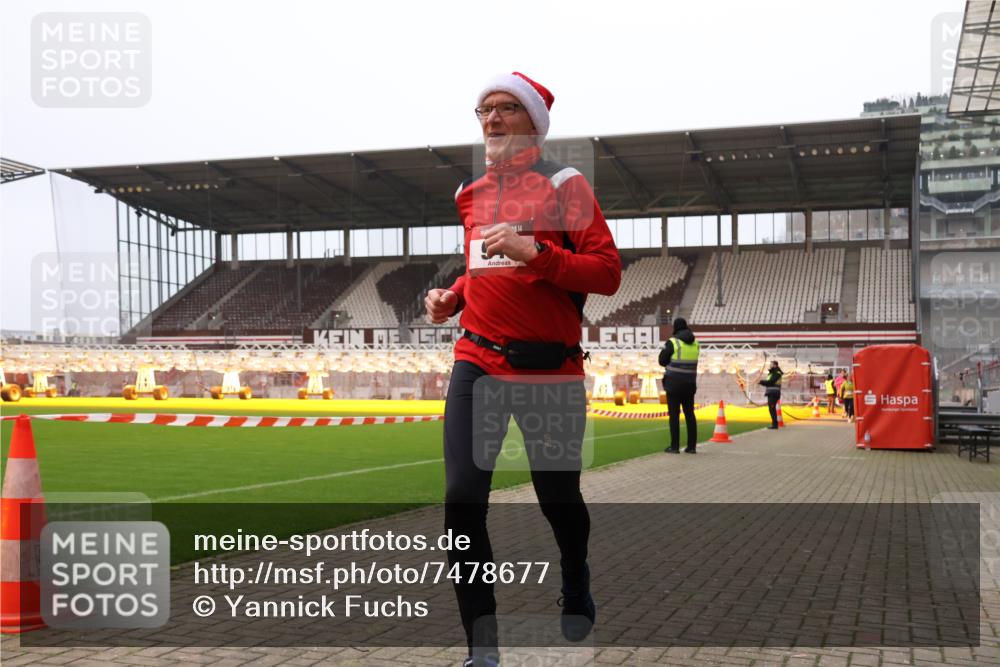 08.12.2024 - St. Pauli X-Mass-Run No. 14 Yannick Fuchs http://msf.ph/oto/7478677 08.12.2024 10:01:31 Ziel 41, 512, 713, 946, 1246, 2696, 2818, 3254, 3340, 3341 meine-sportfotos.de