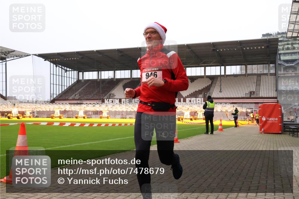 08.12.2024 - St. Pauli X-Mass-Run No. 14 Yannick Fuchs http://msf.ph/oto/7478679 08.12.2024 10:01:31 Ziel 41, 512, 713, 946, 1246, 2696, 2818, 3254, 3340, 3341 meine-sportfotos.de