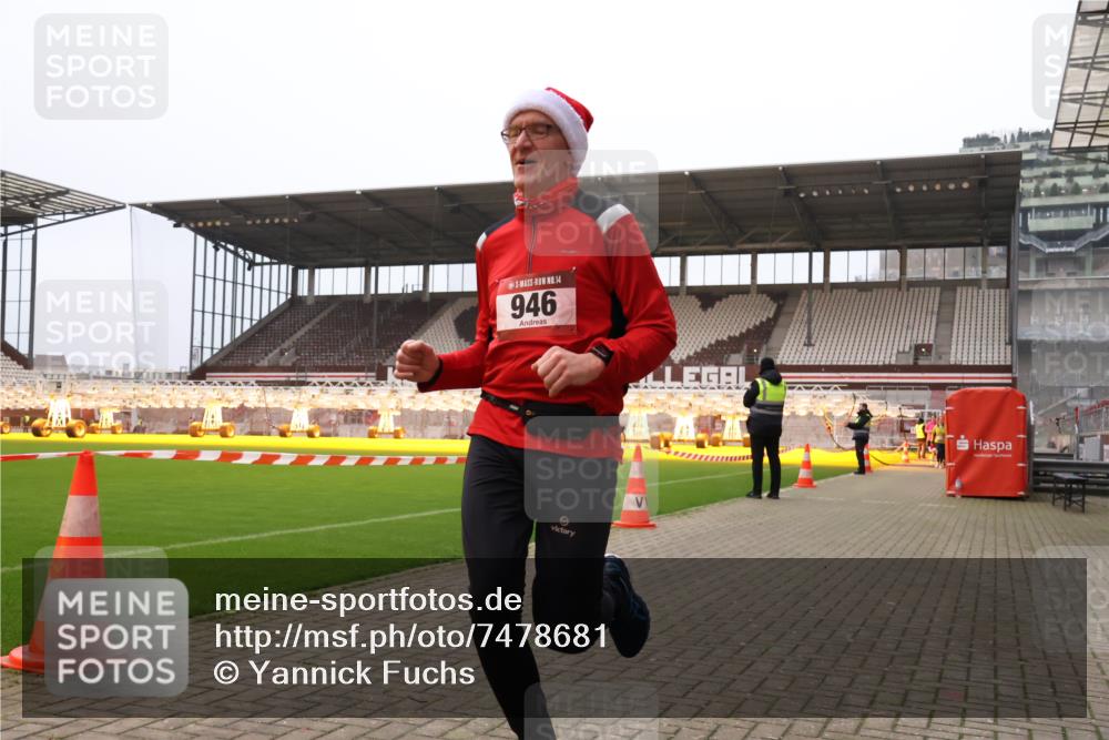 08.12.2024 - St. Pauli X-Mass-Run No. 14 Yannick Fuchs http://msf.ph/oto/7478681 08.12.2024 10:01:31 Ziel 41, 512, 713, 946, 1246, 2696, 2818, 3254, 3340, 3341 meine-sportfotos.de