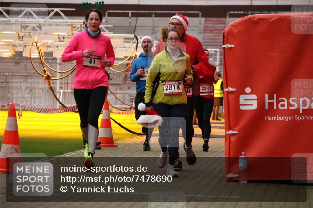 08.12.2024 - St. Pauli X-Mass-Run No. 14 Yannick Fuchs http://msf.ph/oto/7478690 08.12.2024 10:01:38 Ziel 41, 512, 946, 1246, 1751, 2818, 2833, 3254, 3340, 3341 meine-sportfotos.de