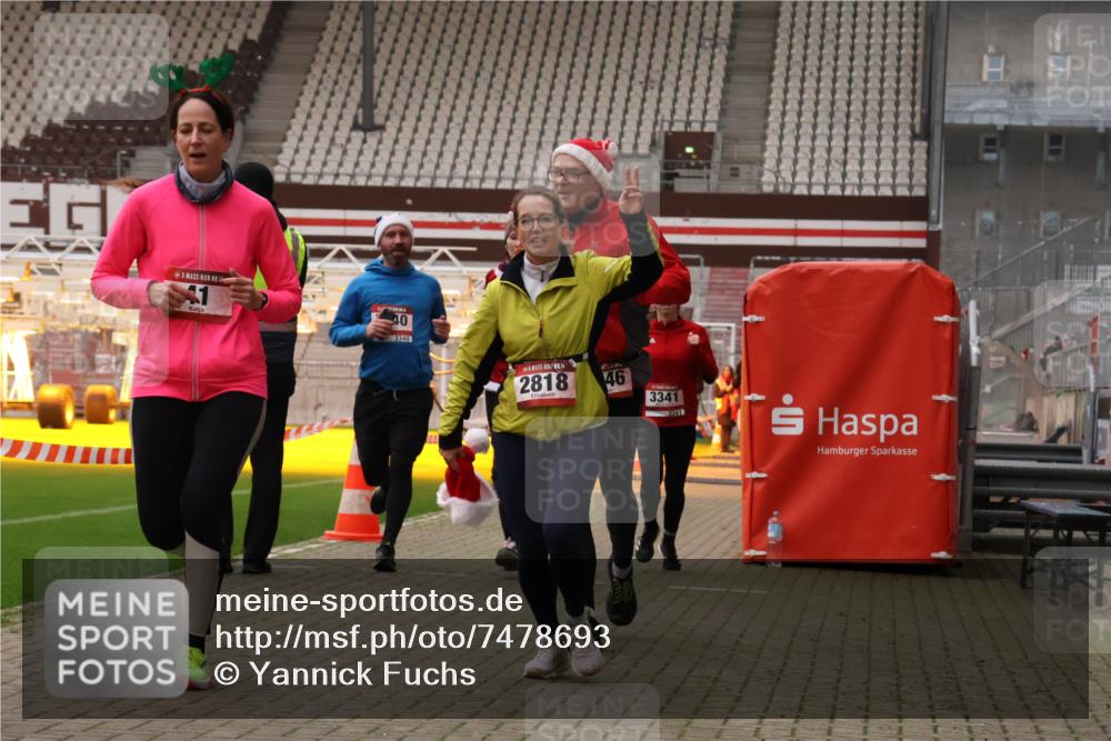 08.12.2024 - St. Pauli X-Mass-Run No. 14 Yannick Fuchs http://msf.ph/oto/7478693 08.12.2024 10:01:42 Ziel 41, 1246, 1751, 2818, 2833, 3254, 3340, 3341 meine-sportfotos.de
