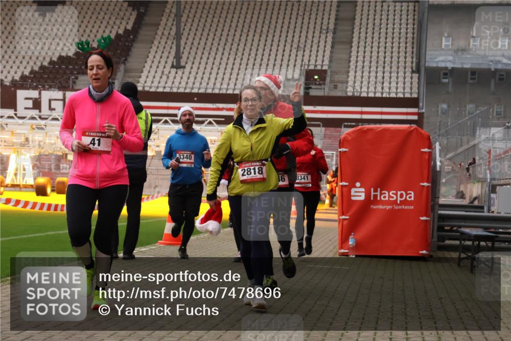 08.12.2024 - St. Pauli X-Mass-Run No. 14 Yannick Fuchs http://msf.ph/oto/7478696 08.12.2024 10:01:42 Ziel 41, 1246, 1751, 2818, 2833, 3254, 3340, 3341 meine-sportfotos.de
