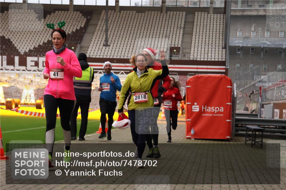 08.12.2024 - St. Pauli X-Mass-Run No. 14 Yannick Fuchs http://msf.ph/oto/7478702 08.12.2024 10:01:42 Ziel 41, 1246, 1751, 2818, 2833, 3254, 3340, 3341 meine-sportfotos.de