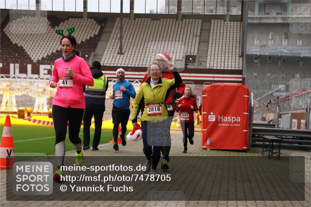 08.12.2024 - St. Pauli X-Mass-Run No. 14 Yannick Fuchs http://msf.ph/oto/7478705 08.12.2024 10:01:42 Ziel 41, 1246, 1751, 2818, 2833, 3254, 3340, 3341 meine-sportfotos.de