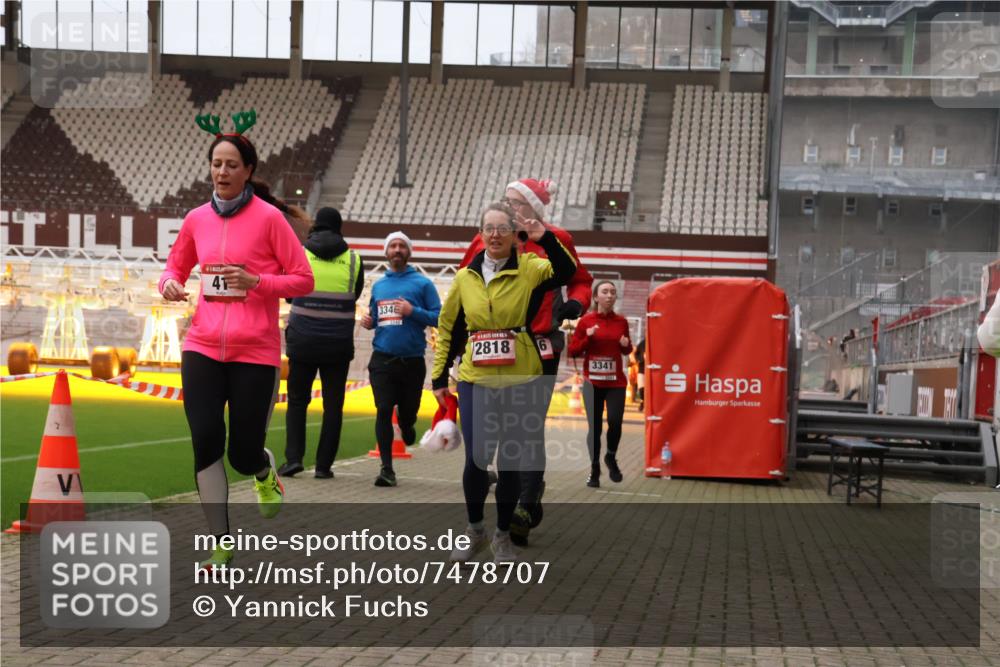 08.12.2024 - St. Pauli X-Mass-Run No. 14 Yannick Fuchs http://msf.ph/oto/7478707 08.12.2024 10:01:42 Ziel 41, 1246, 1751, 2818, 2833, 3254, 3340, 3341 meine-sportfotos.de