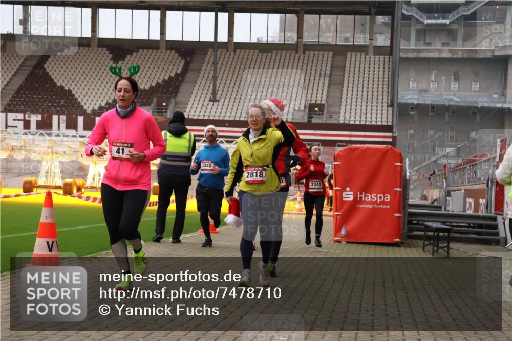 08.12.2024 - St. Pauli X-Mass-Run No. 14 Yannick Fuchs http://msf.ph/oto/7478710 08.12.2024 10:01:42 Ziel 41, 1246, 1751, 2818, 2833, 3254, 3340, 3341 meine-sportfotos.de