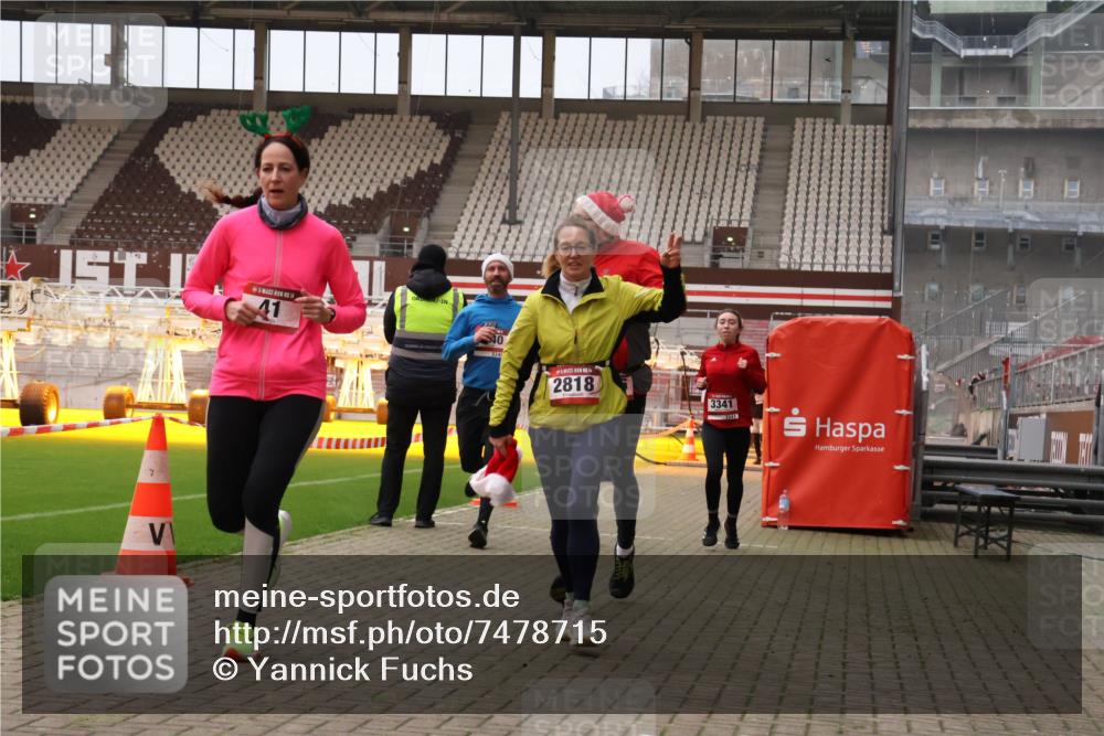 08.12.2024 - St. Pauli X-Mass-Run No. 14 Yannick Fuchs http://msf.ph/oto/7478715 08.12.2024 10:01:43 Ziel 41, 1246, 1751, 2818, 2833, 3254, 3340, 3341 meine-sportfotos.de