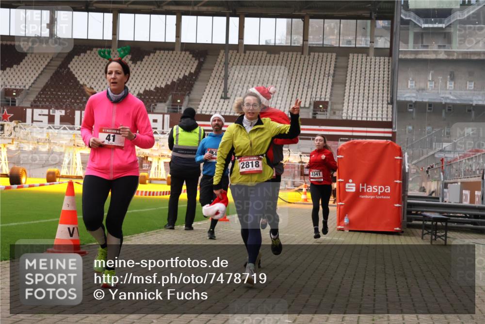 08.12.2024 - St. Pauli X-Mass-Run No. 14 Yannick Fuchs http://msf.ph/oto/7478719 08.12.2024 10:01:43 Ziel 41, 1246, 1751, 2818, 2833, 3254, 3340, 3341 meine-sportfotos.de