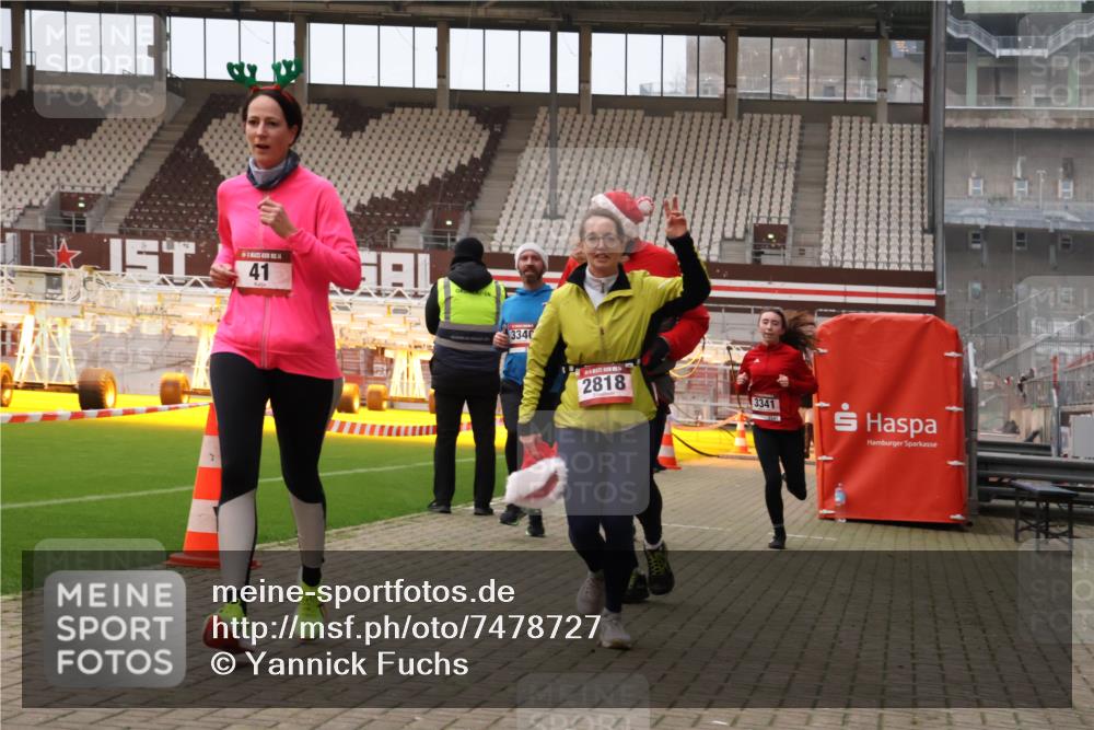 08.12.2024 - St. Pauli X-Mass-Run No. 14 Yannick Fuchs http://msf.ph/oto/7478727 08.12.2024 10:01:43 Ziel 41, 1246, 1751, 2818, 2833, 3254, 3340, 3341 meine-sportfotos.de