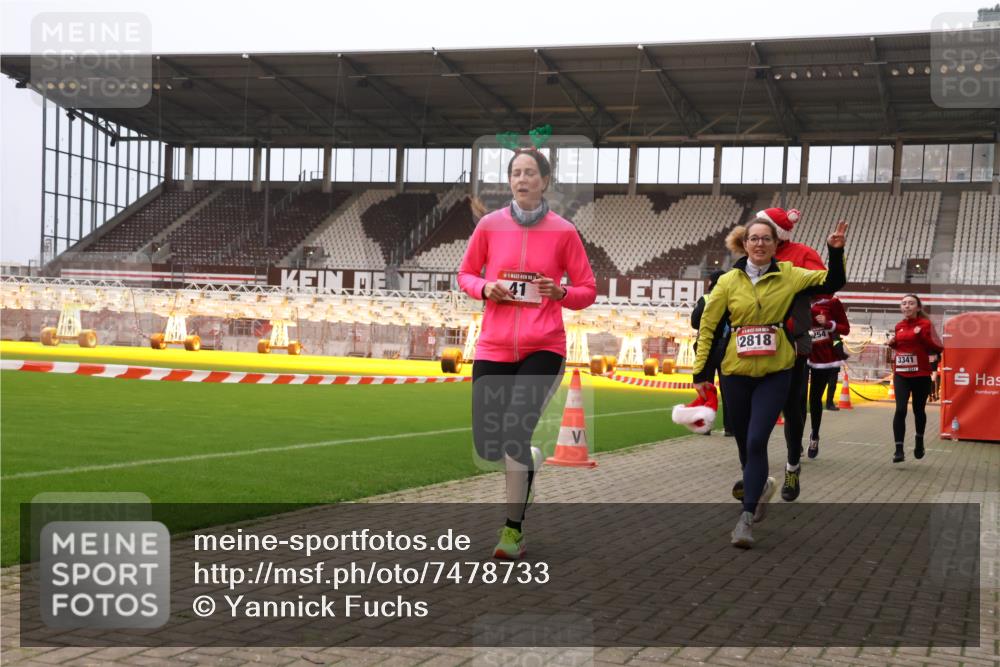 08.12.2024 - St. Pauli X-Mass-Run No. 14 Yannick Fuchs http://msf.ph/oto/7478733 08.12.2024 10:01:43 Ziel 41, 1246, 1751, 2818, 2833, 3254, 3340, 3341 meine-sportfotos.de